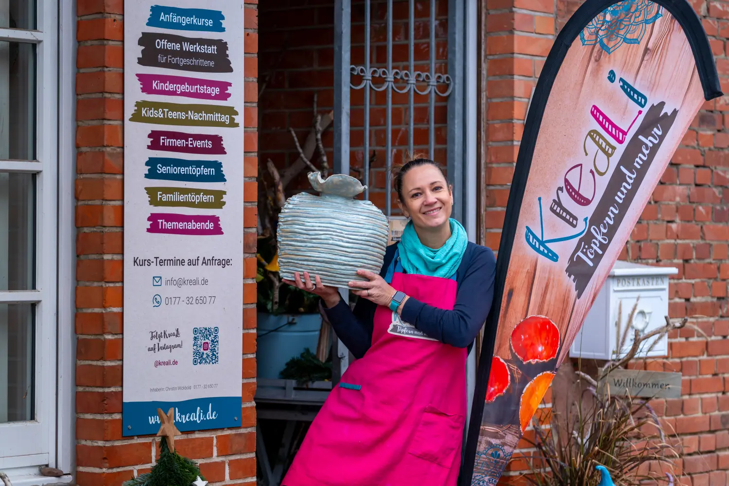 KreaLi – Christin Wickbold hält ihre Töpferkreation in den Händen